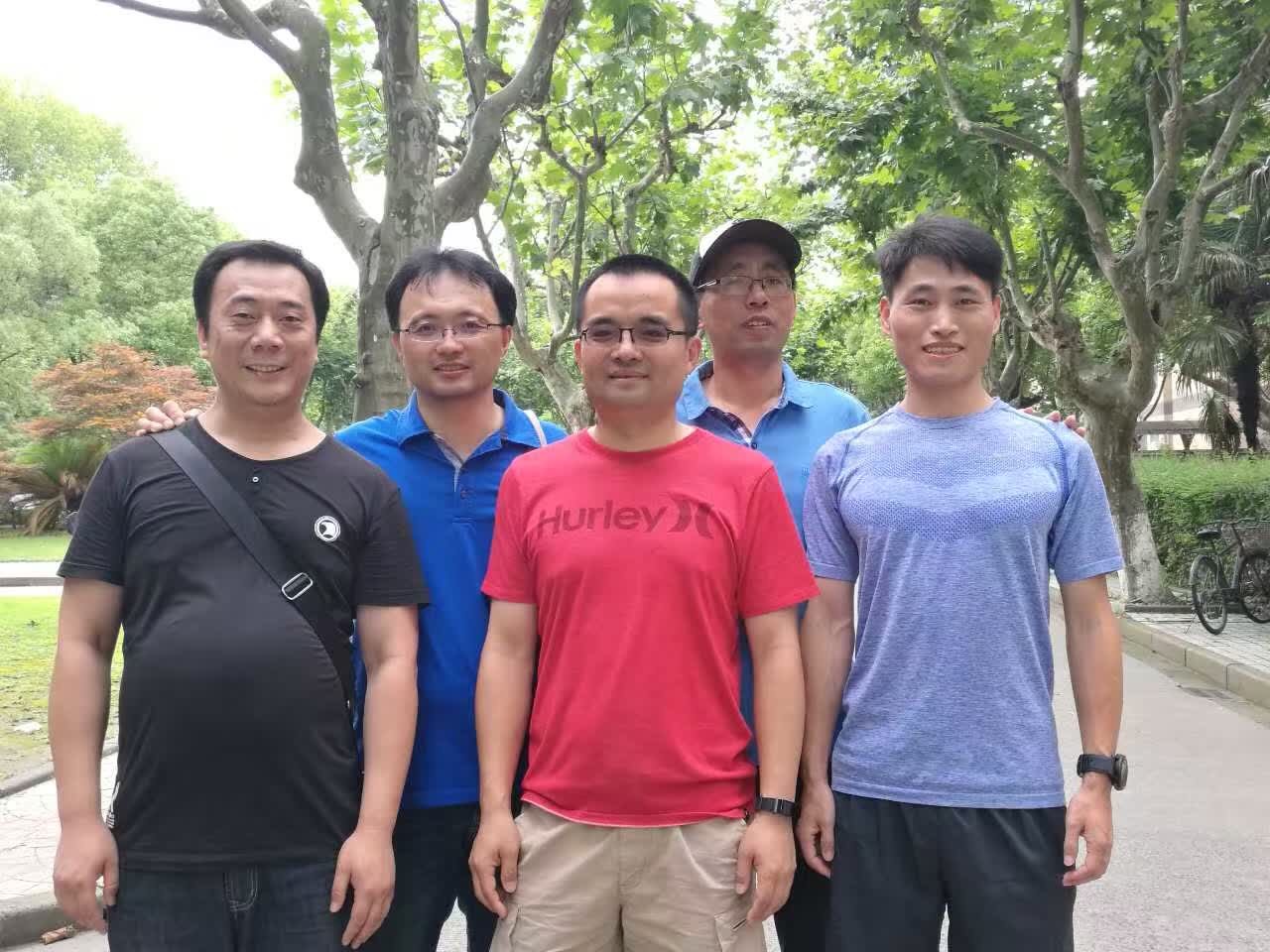五人合影